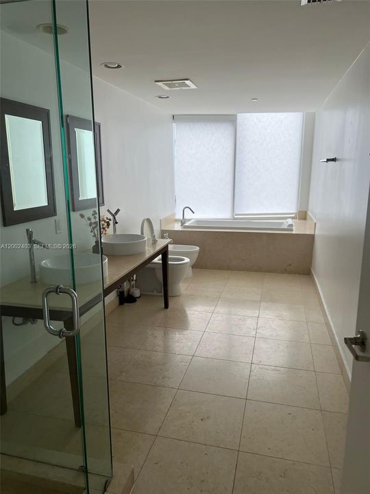 For Sale: $650,000 (1 beds, 1 baths, 986 Square Feet)