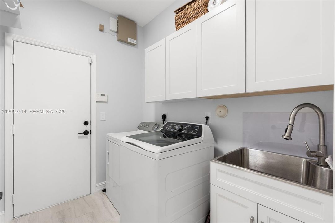 For Sale: $945,000 (5 beds, 4 baths, 3310 Square Feet)