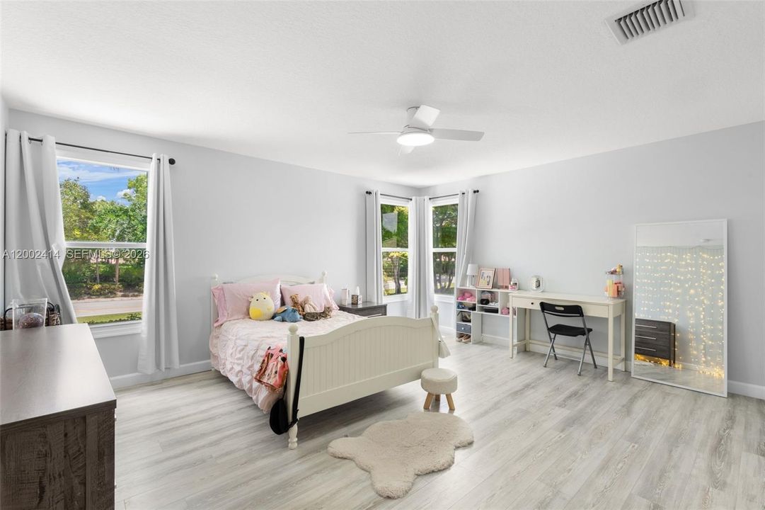 For Sale: $945,000 (5 beds, 4 baths, 3310 Square Feet)