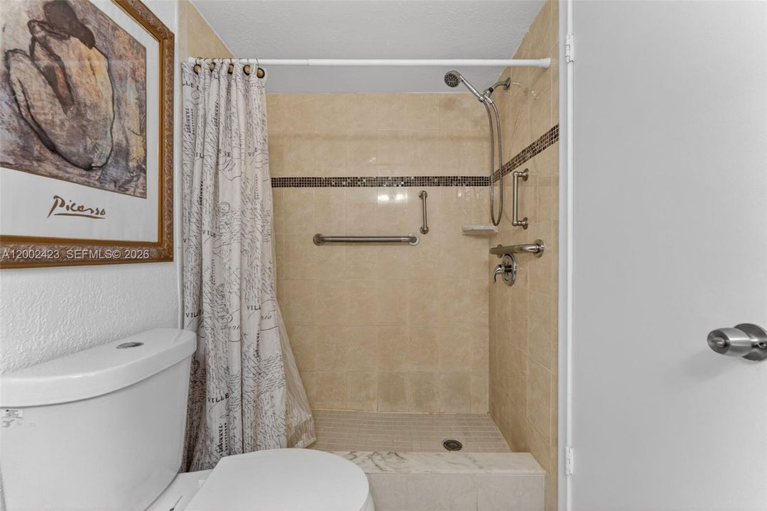 Active With Contract: $105,000 (1 beds, 1 baths, 928 Square Feet)