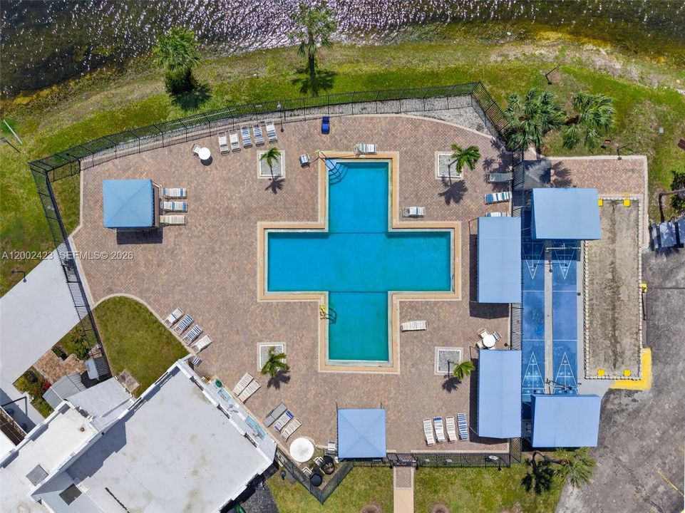 Active With Contract: $105,000 (1 beds, 1 baths, 928 Square Feet)