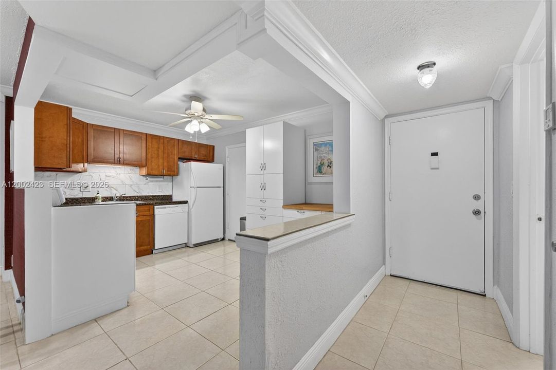 Active With Contract: $105,000 (1 beds, 1 baths, 928 Square Feet)