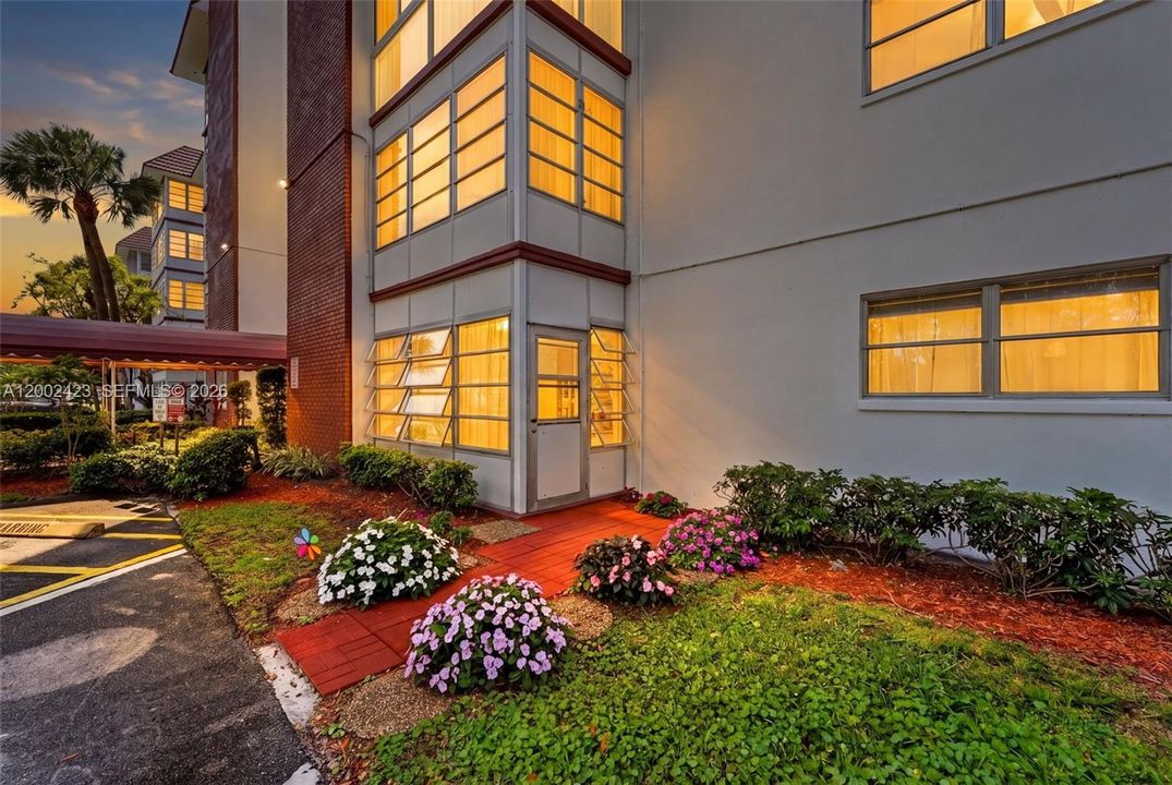 Active With Contract: $105,000 (1 beds, 1 baths, 928 Square Feet)