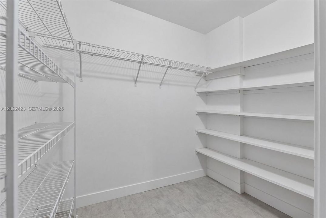 Active With Contract: $105,000 (1 beds, 1 baths, 928 Square Feet)