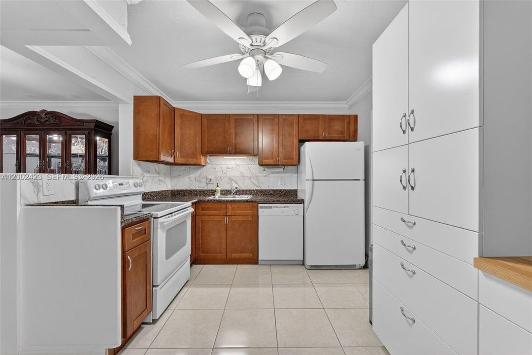 Active With Contract: $105,000 (1 beds, 1 baths, 928 Square Feet)