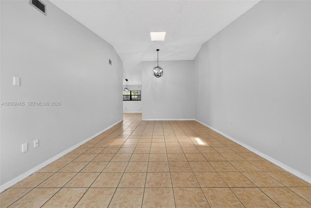 Vendido Recientemente: $643,900 (3 camas, 2 baños, 1596 Pies cuadrados)