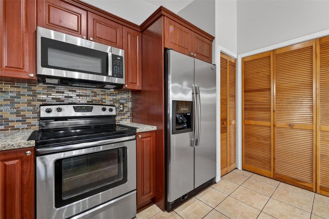 Vendido Recientemente: $643,900 (3 camas, 2 baños, 1596 Pies cuadrados)