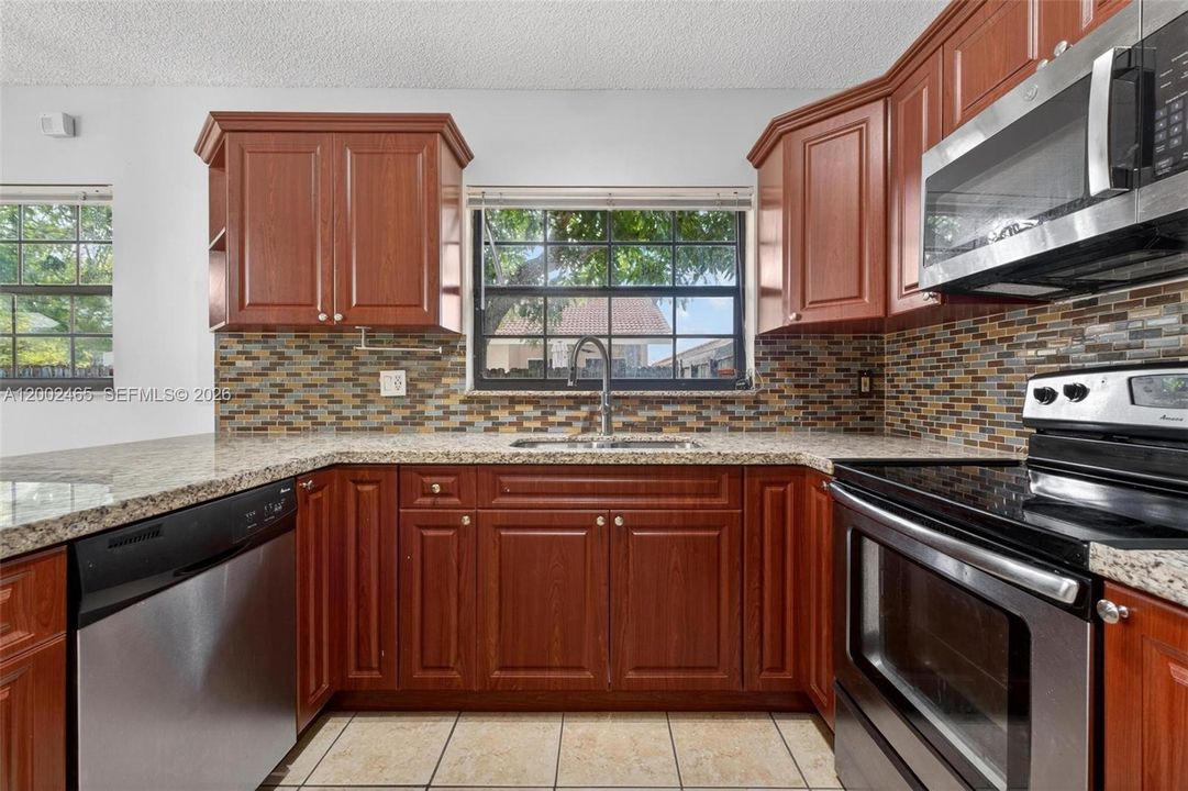 Vendido Recientemente: $643,900 (3 camas, 2 baños, 1596 Pies cuadrados)