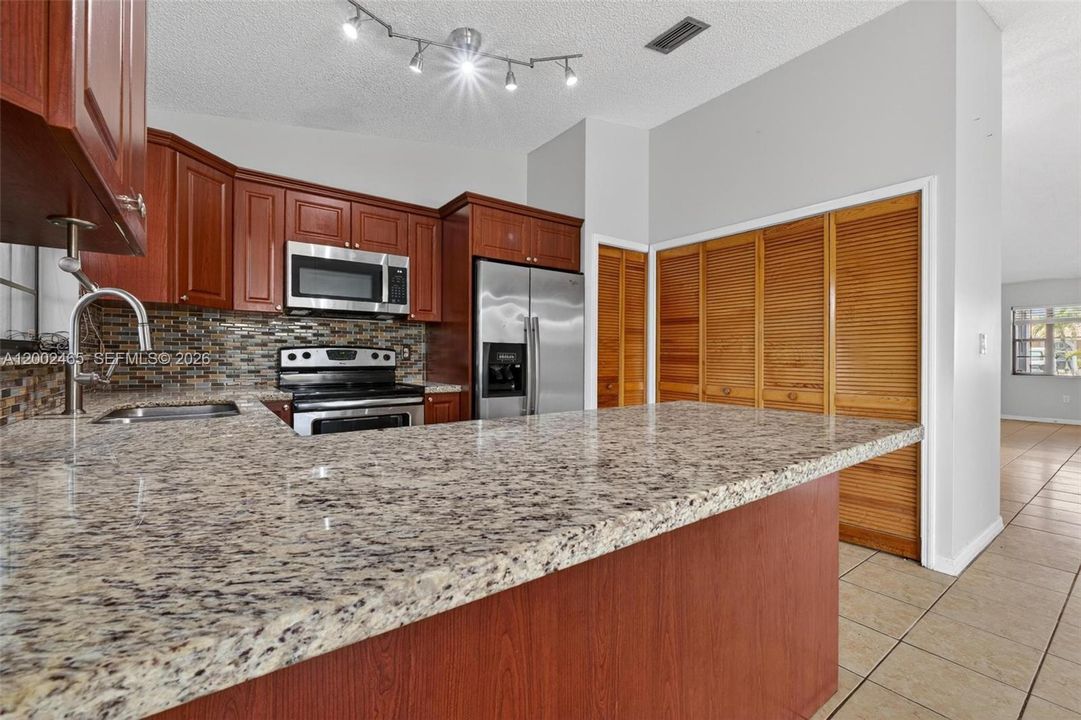 Vendido Recientemente: $643,900 (3 camas, 2 baños, 1596 Pies cuadrados)