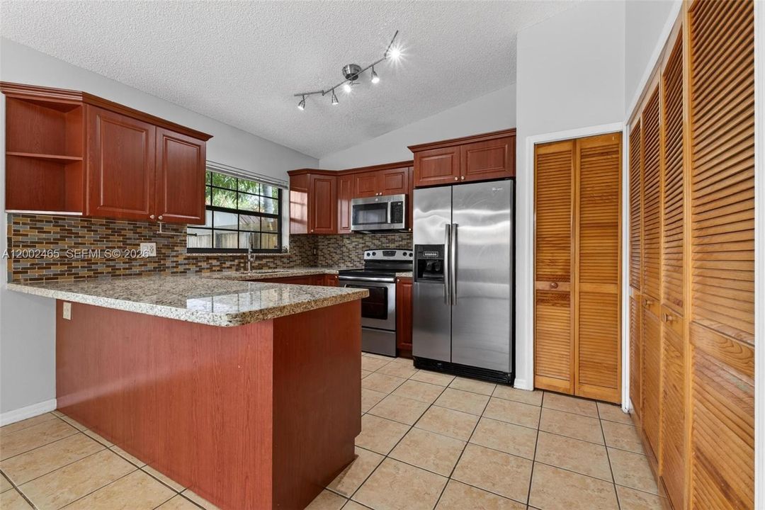 Vendido Recientemente: $643,900 (3 camas, 2 baños, 1596 Pies cuadrados)