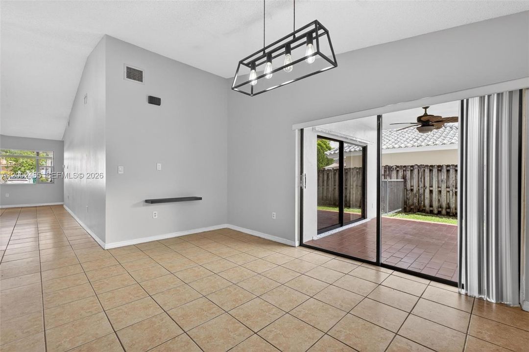 Vendido Recientemente: $643,900 (3 camas, 2 baños, 1596 Pies cuadrados)