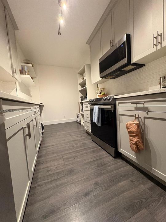Active With Contract: $1,750 (1 beds, 1 baths, 844 Square Feet)