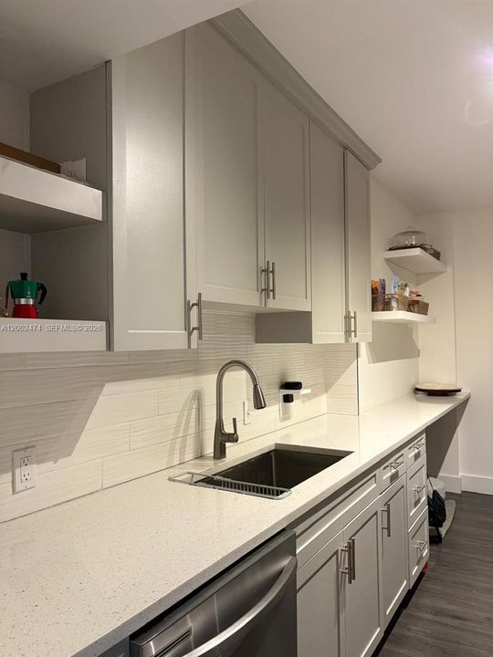 Active With Contract: $1,750 (1 beds, 1 baths, 844 Square Feet)