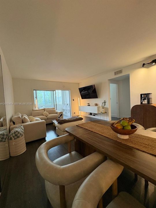 Active With Contract: $1,750 (1 beds, 1 baths, 844 Square Feet)