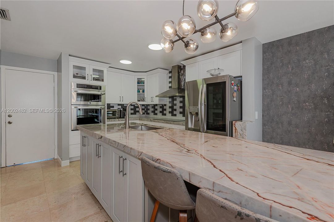Activo con contrato: $665,000 (4 camas, 2 baños, 2196 Pies cuadrados)