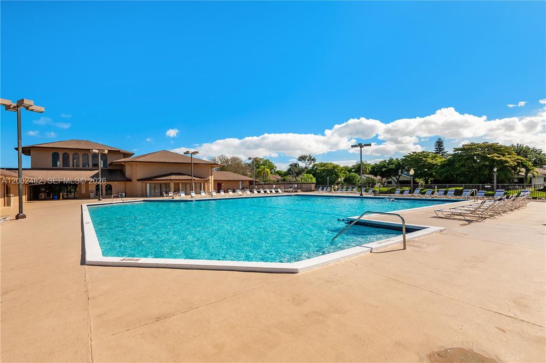 Activo con contrato: $665,000 (4 camas, 2 baños, 2196 Pies cuadrados)