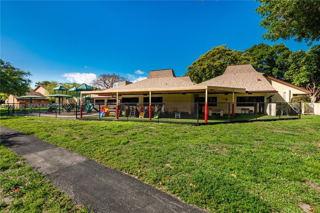 Activo con contrato: $665,000 (4 camas, 2 baños, 2196 Pies cuadrados)
