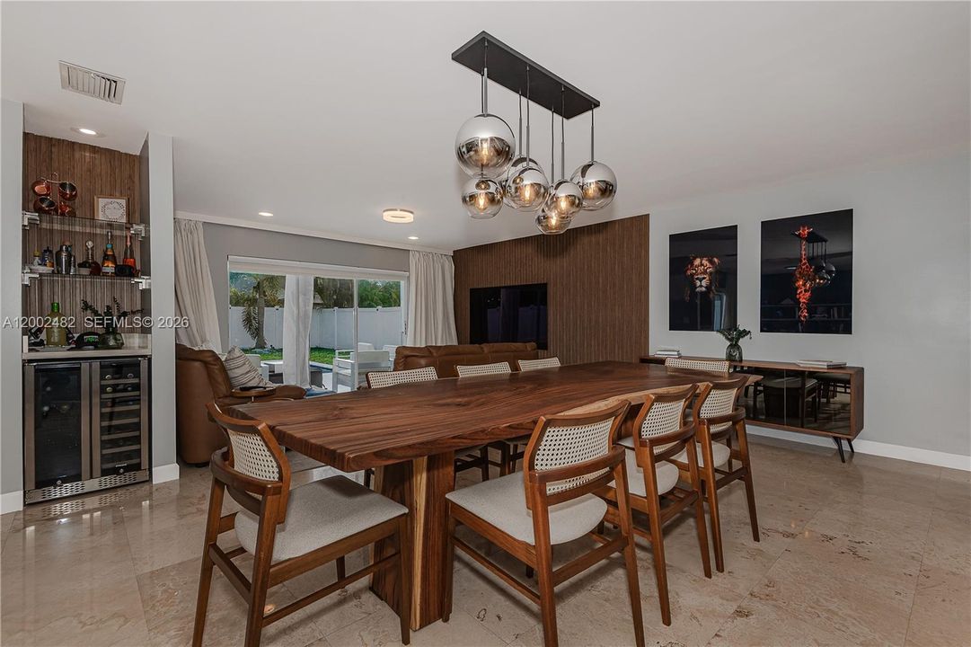 Activo con contrato: $665,000 (4 camas, 2 baños, 2196 Pies cuadrados)