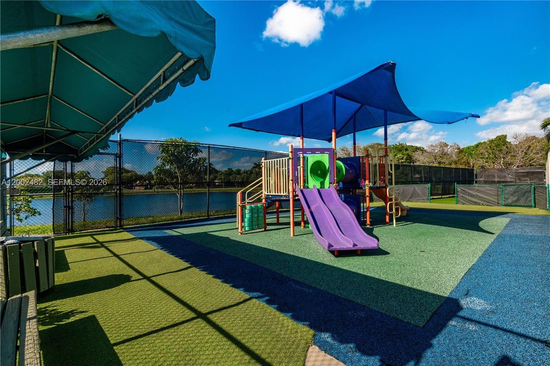 Activo con contrato: $665,000 (4 camas, 2 baños, 2196 Pies cuadrados)
