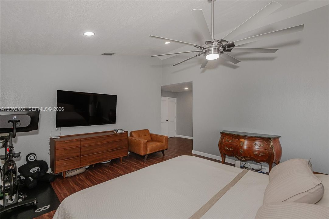 Activo con contrato: $665,000 (4 camas, 2 baños, 2196 Pies cuadrados)