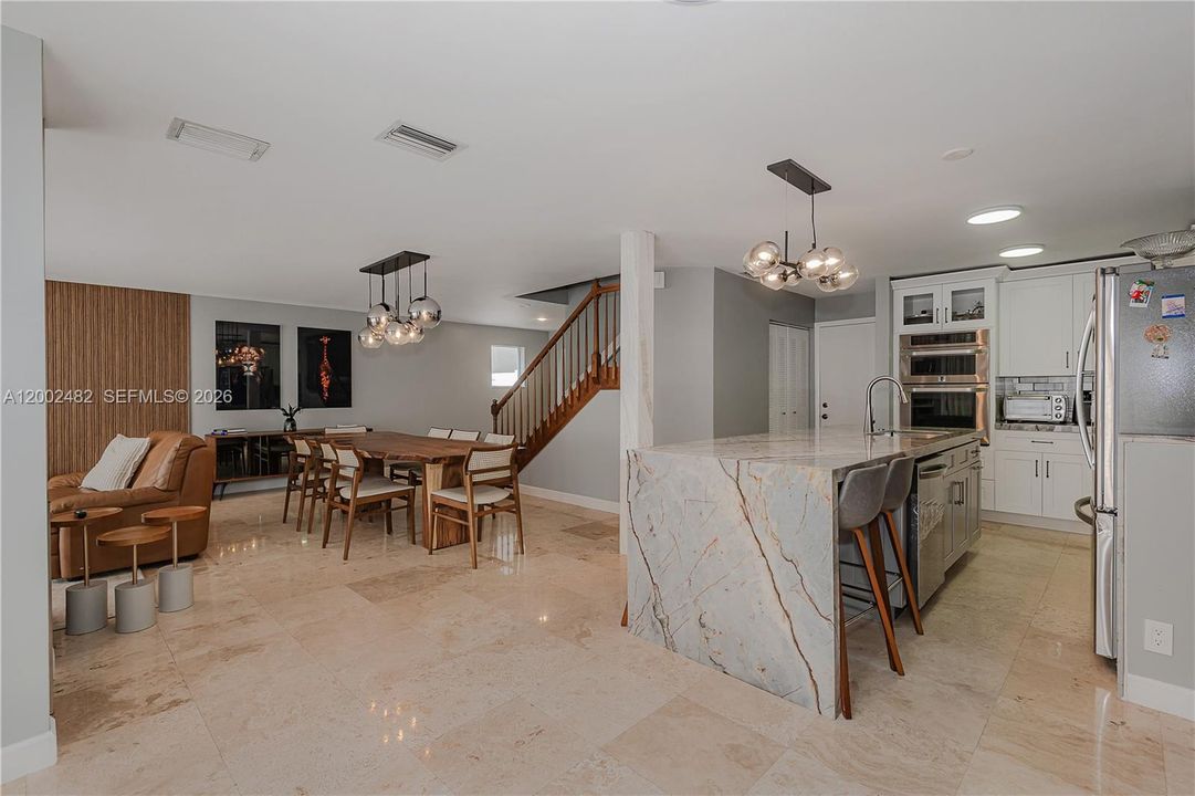 Activo con contrato: $665,000 (4 camas, 2 baños, 2196 Pies cuadrados)