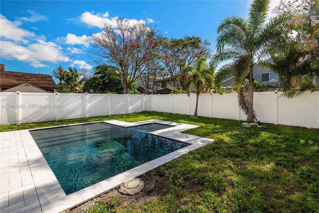 Activo con contrato: $665,000 (4 camas, 2 baños, 2196 Pies cuadrados)