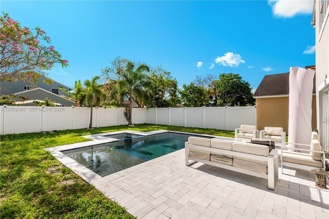 Activo con contrato: $665,000 (4 camas, 2 baños, 2196 Pies cuadrados)