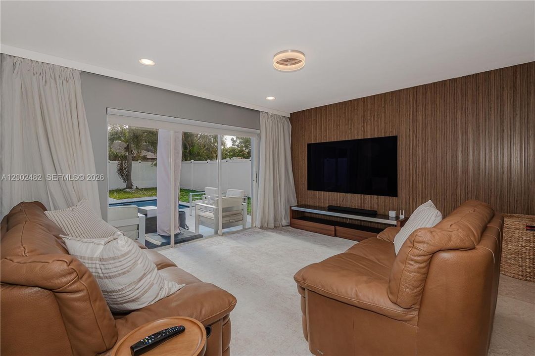 Activo con contrato: $665,000 (4 camas, 2 baños, 2196 Pies cuadrados)