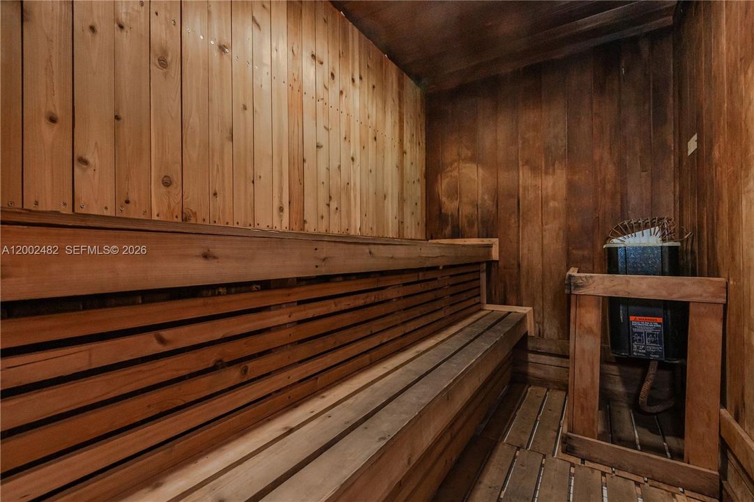 Activo con contrato: $665,000 (4 camas, 2 baños, 2196 Pies cuadrados)