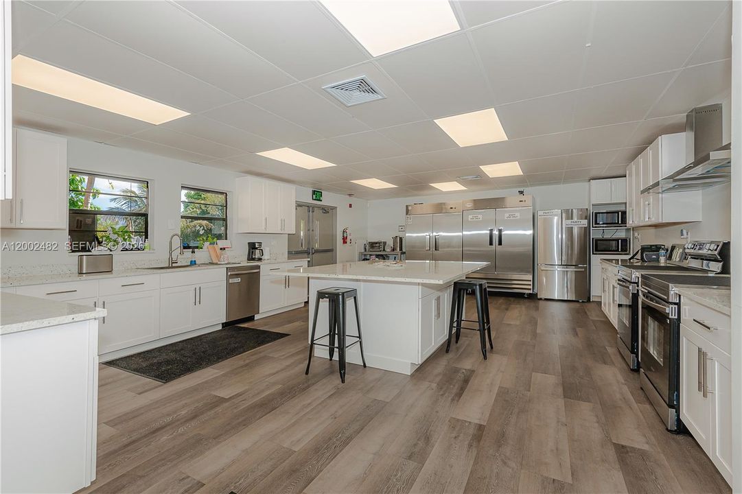 Activo con contrato: $665,000 (4 camas, 2 baños, 2196 Pies cuadrados)