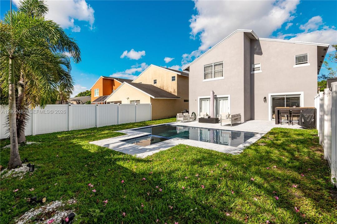 Activo con contrato: $665,000 (4 camas, 2 baños, 2196 Pies cuadrados)