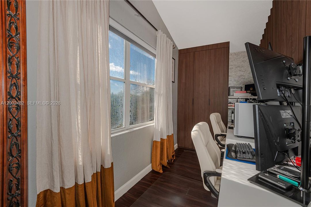 Activo con contrato: $665,000 (4 camas, 2 baños, 2196 Pies cuadrados)