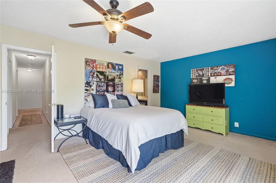 For Sale: $335,000 (3 beds, 3 baths, 2020 Square Feet)