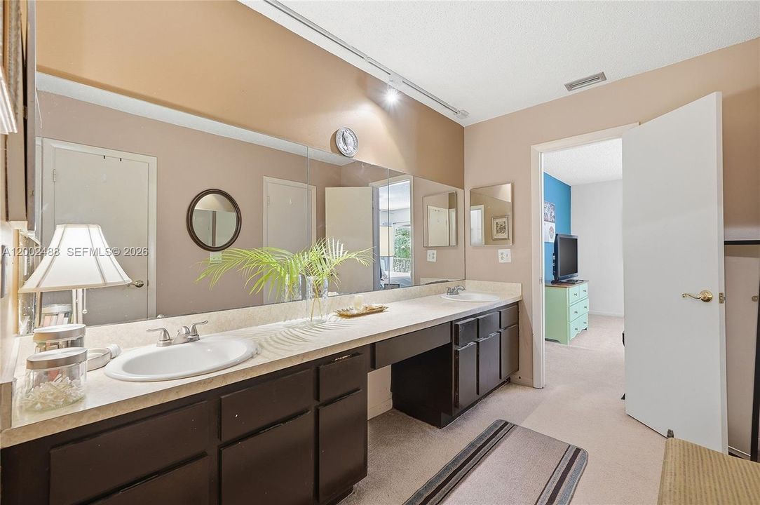 For Sale: $335,000 (3 beds, 3 baths, 2020 Square Feet)