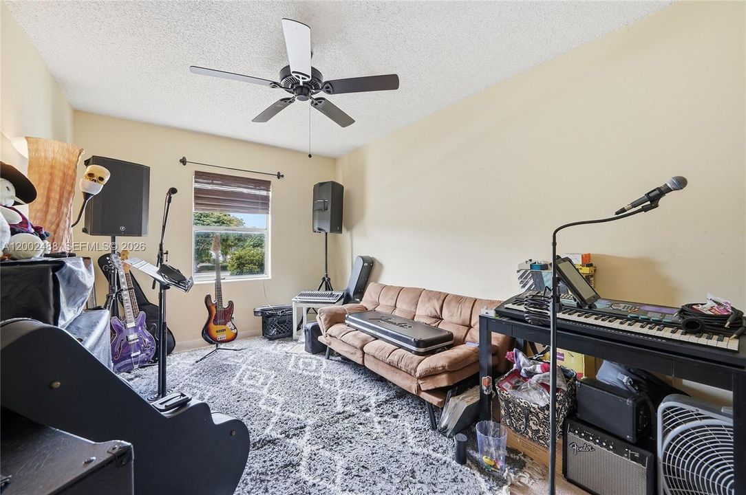 For Sale: $335,000 (3 beds, 3 baths, 2020 Square Feet)