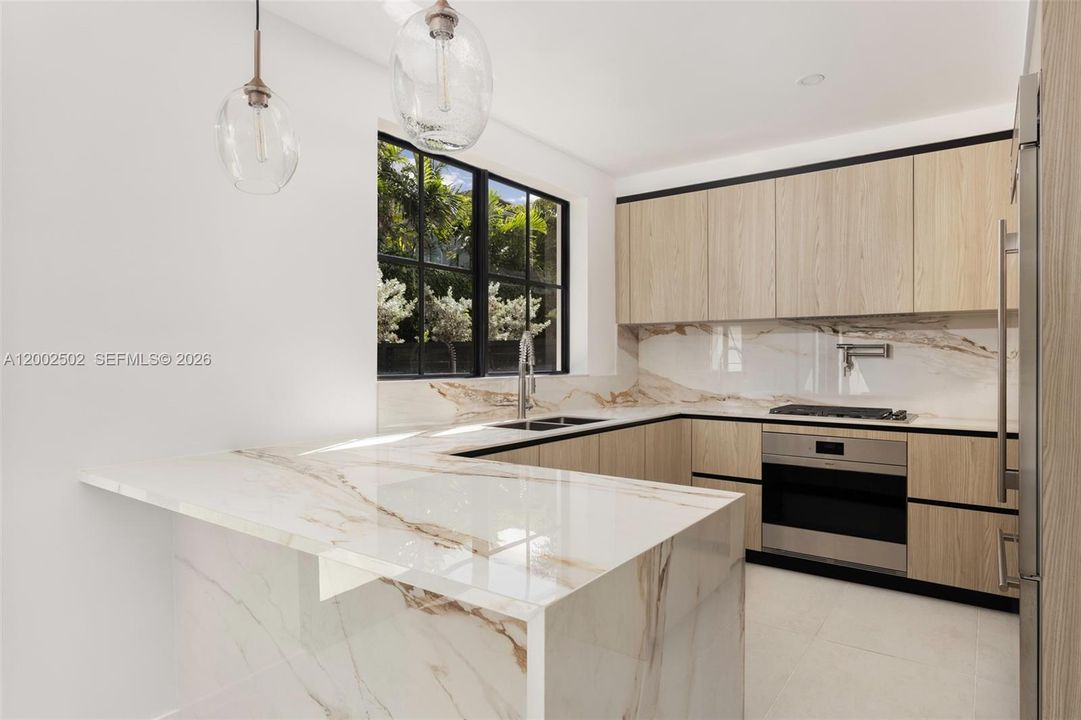 En Renta: $12,000 (4 camas, 3 baños, 2858 Pies cuadrados)