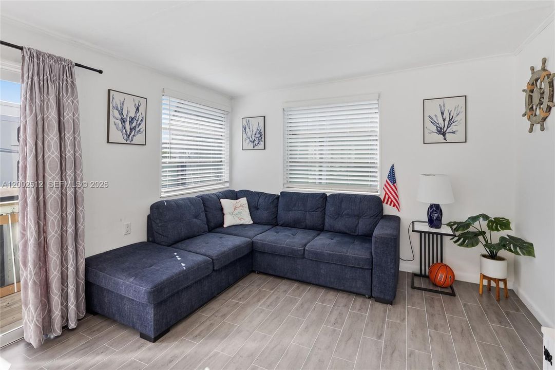 For Sale: $450,000 (2 beds, 1 baths, 744 Square Feet)
