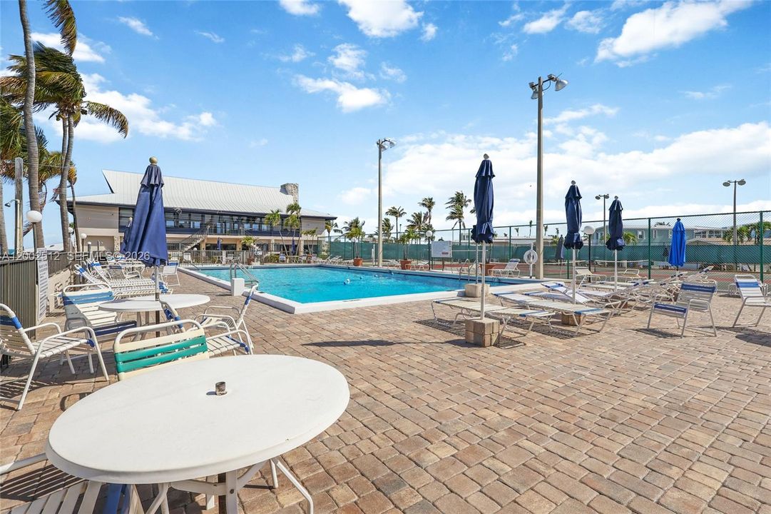 For Sale: $450,000 (2 beds, 1 baths, 744 Square Feet)