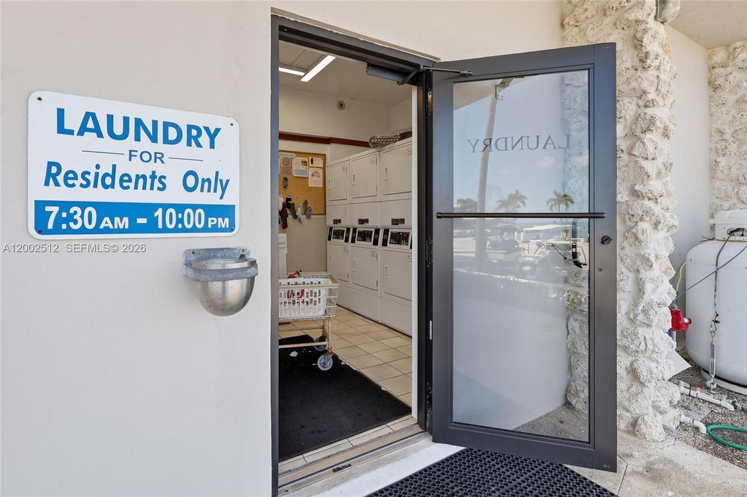 For Sale: $450,000 (2 beds, 1 baths, 744 Square Feet)