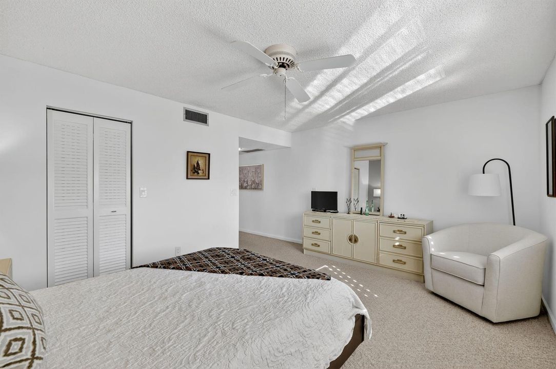 MASTER BEDROOM..............
