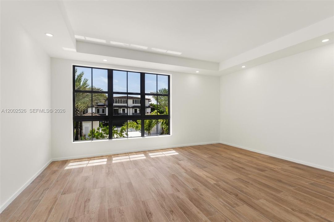 合同活跃: $13,000 (4 贝兹, 3 浴室, 2978 平方英尺)
