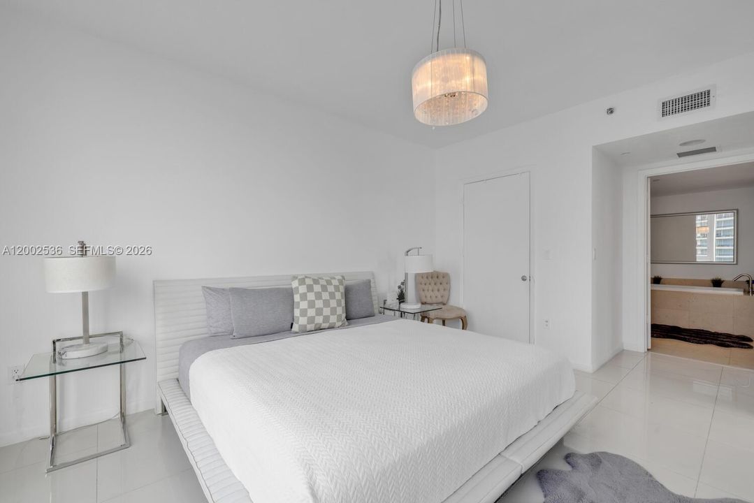 For Sale: $1,040,000 (2 beds, 2 baths, 1286 Square Feet)
