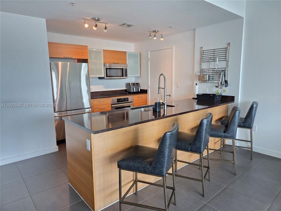 For Sale: $735,000 (2 beds, 2 baths, 1142 Square Feet)