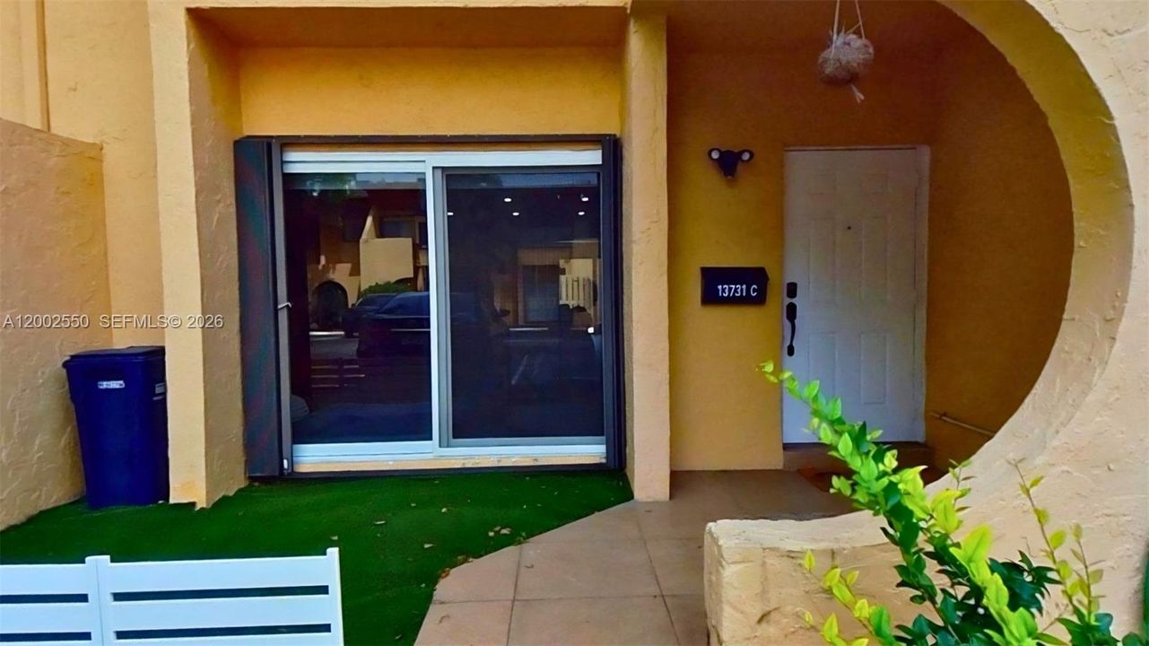 FRONT DOOR #C11
