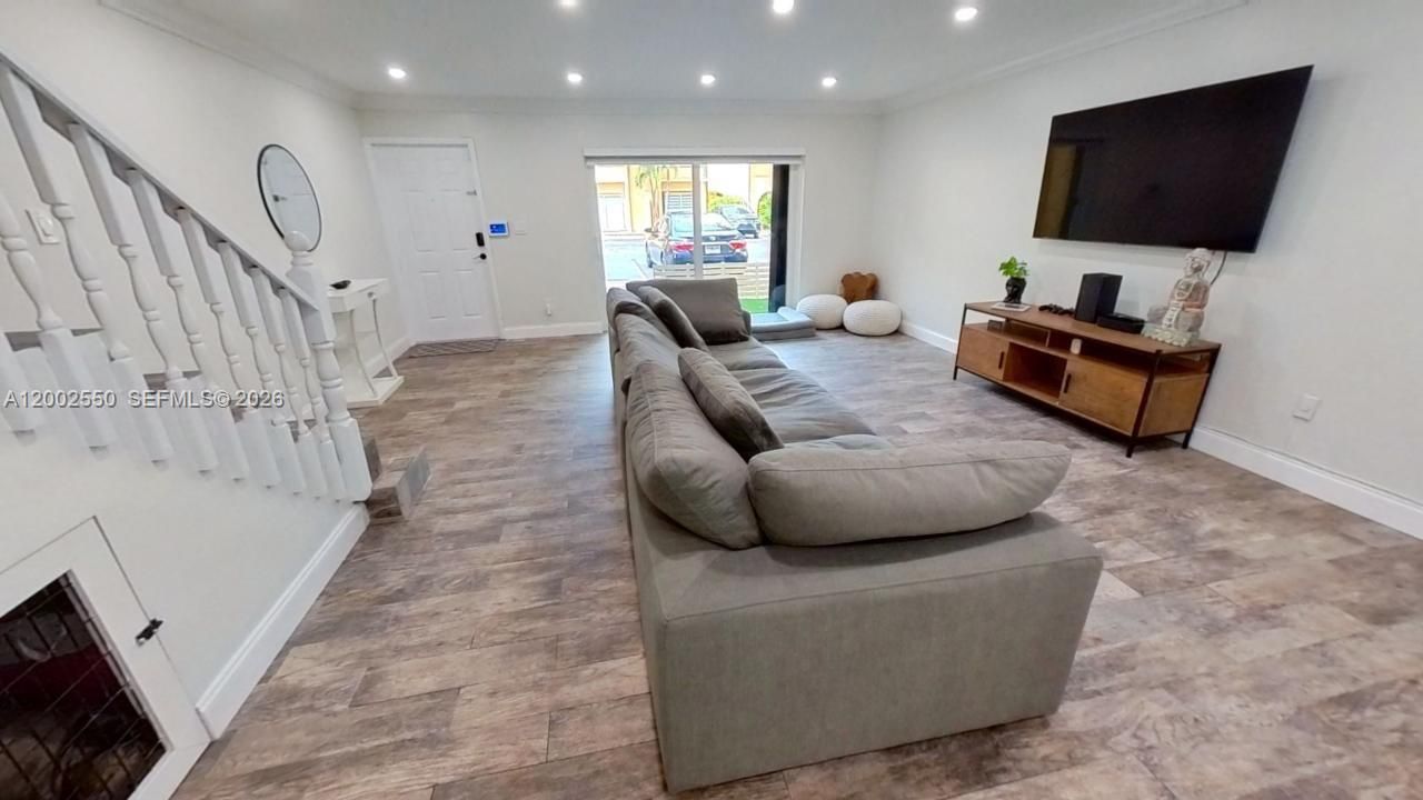 Recently Sold: $349,000 (2 beds, 2 baths, 1395 Square Feet)