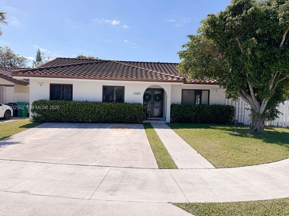 Vendido Recientemente: $650,000 (4 camas, 2 baños, 0 Pies cuadrados)