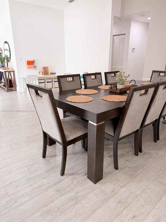 Vendido Recientemente: $650,000 (4 camas, 2 baños, 0 Pies cuadrados)