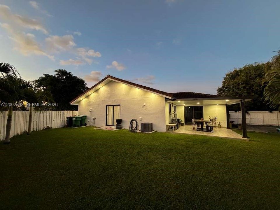 Vendido Recientemente: $650,000 (4 camas, 2 baños, 0 Pies cuadrados)