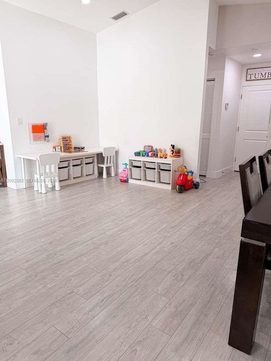 Vendido Recientemente: $650,000 (4 camas, 2 baños, 0 Pies cuadrados)