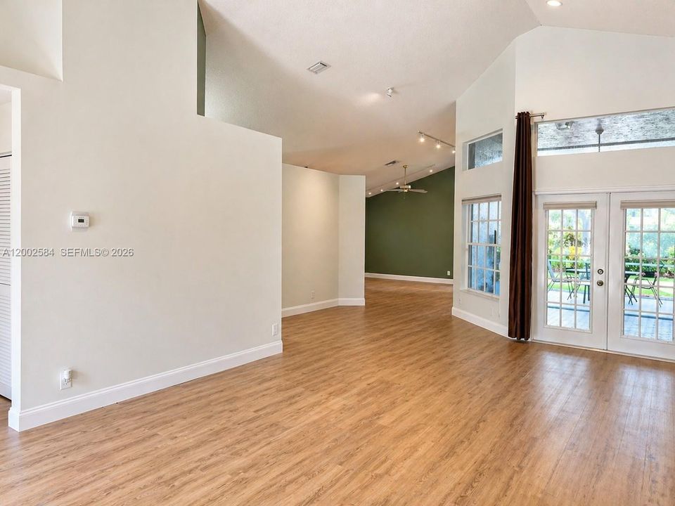 Activo con contrato: $4,950 (3 camas, 2 baños, 2324 Pies cuadrados)
